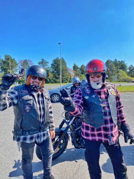 Deux frangins qui se tiennent à carreaux